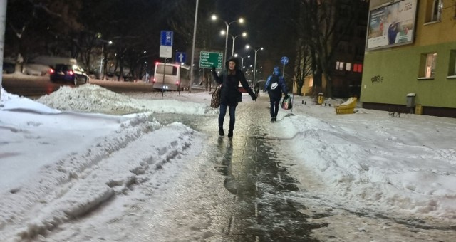 Ciężko poruszać się po oblodzonych chodnikach w Kielcach, na zdjęciu ulica Sandomierska. Zobacz więcej w dalszej części galerii >>>