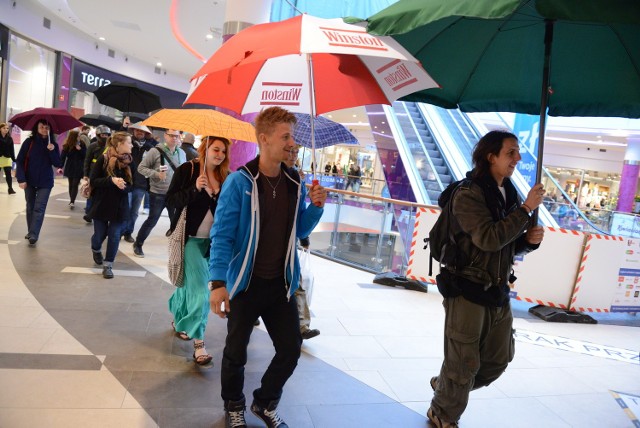 28 kwietnia w Galerii PCC oberwał się kawał sufitu.  Klienci nie czuli się bezpiecznie, więc na zakupy wyruszyli... w kaskach i z parasolami...

Flash mob w Poznań City Center - Sejf szoping w kaskach 