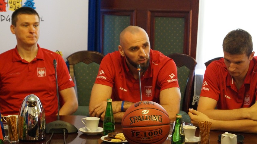 Reprezentacja Polski koszykarzy z wizytą w bydgoskim urzędzie miasta [zdjęcia, wideo] 