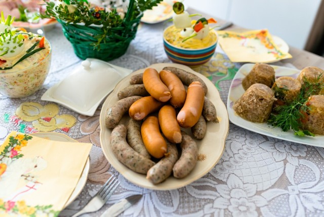 Biała kiełbasa to obok żurku symbol Wielkanocy. Na co powinniśmy zwrócić uwagę przy jej zakupie?