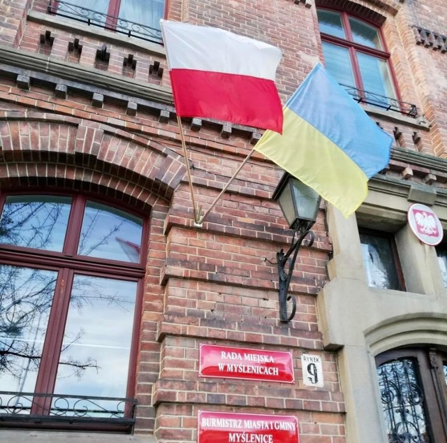 Na myślenickim magistracie obok flagi Polski zawisła flaga Ukrainy