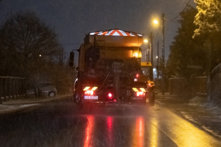 Śnieg, wypadki i korki... Ciężki dzień na drogach w Krakowie i całej Małopolsce. Ostrzeżenie przed oblodzeniem