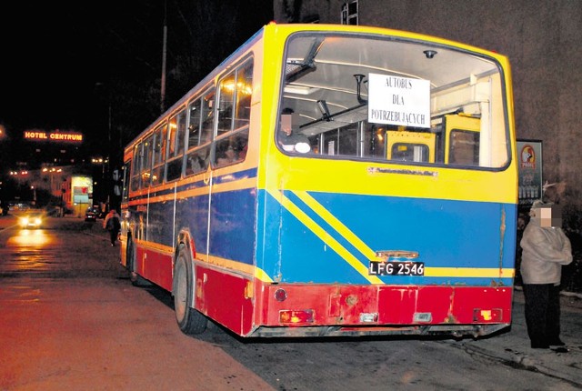 Autobus i świetlica dla bezdomnych