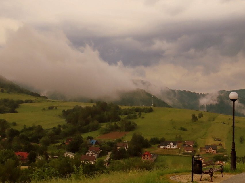 Muszyna. Krajobraz nad Ogrodami Biblijnymi tuż przed burzą