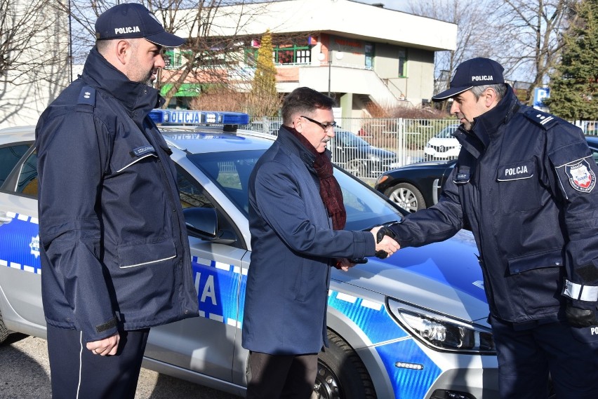 Libiąż. Policjanci z wydziału kryminalnego otrzymali nowy samochód 