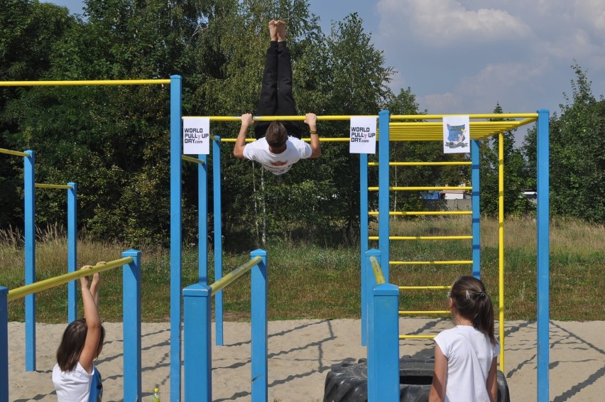 Podciągnęli się łącznie 843 razy. Siemianowiczanie wzięli udział w Światowym Dniu Podciągania