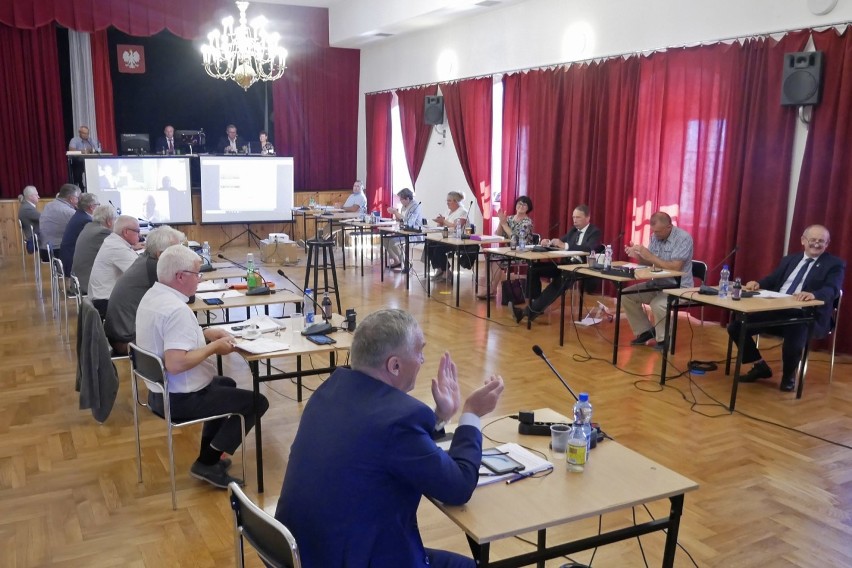 Absolutorium dla burmistrza Pińczowa za wykonanie ubiegłorocznego budżetu. 16 radnych było za, 3 przeciw, a 2 wstrzymało się od głosu 
