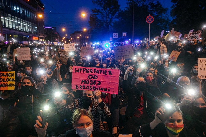 "Piekło kobiet" rozlało się na cały Kraków. Protesty samochodowe i blokady ulic. Miasto zostało sparaliżowane! [ZDJĘCIA]