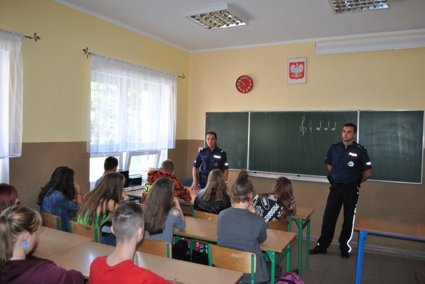 Policjanci z Radziejowa spotkali się z uczniami z Bieganowa i Skibina [zdjęcia]