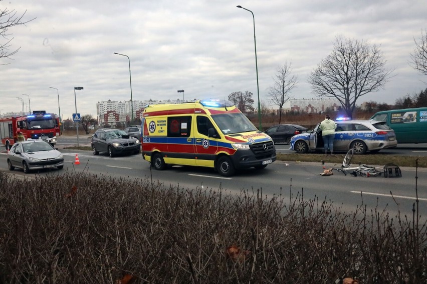 Wypadek na ulicy Piłsudskiego w Legnicy, ciężko ranny rowerzysta