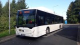 Jelenia Góra: Szedł ulicą i postanowił wybić szybę autobusie komunikacji miejskiej