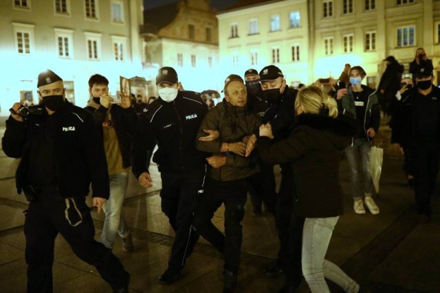 Legitymowanie przez policję na rynku w Piotrkowie, 7.11.2020. Nie będzie śledztwa w sprawie przekroczenia uprawnień przez policjantów