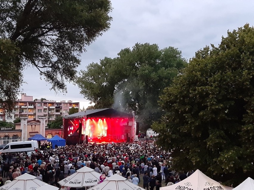 Zespół Kombii na finał Kuźnic Koneckich dał czadu. Koncert przyciągnął tłumy, zabawa była znakomita (ZDJĘCIA)