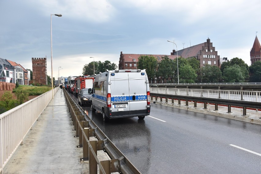 Malbork. Wypadek na moście na Nogacie. Trzy osoby w szpitalu. Na drogach krajowych były duże utrudnienia