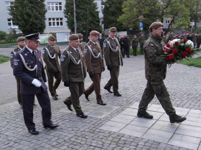 Złożenie kwiatów pod pomnikiem Konspiracyjnego Wojska Polskiego w Radomsku z okazji święta 9 Łódzkiej Brygady Obrony Terytorialnej