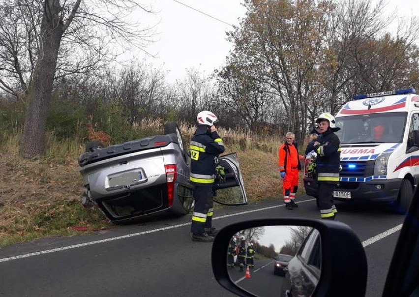 Wypadek i dachowanie na DW 790 tuż za Podzamczem w stronę...