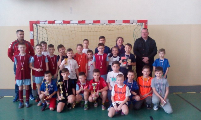 Uczestnicy turnieju o Puchar Przewodniczącego Rady Gminy Smyków Dariusza Janusa.
