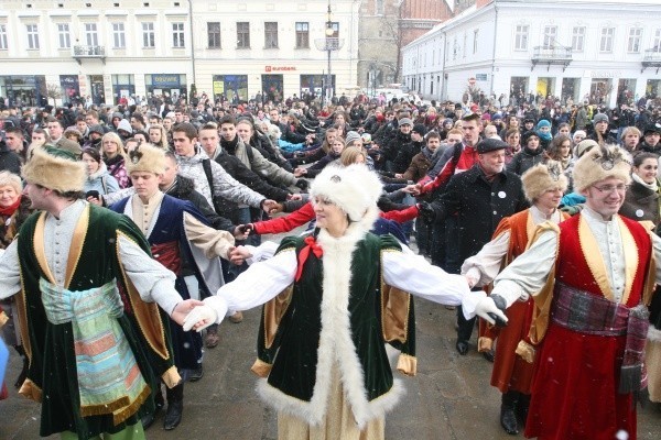 Nowy Sącz: zatańczyli poloneza przed ratuszem (ZDJĘCIA)
