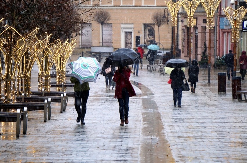 Atak deszczu ze śniegiem w Lublinie. Oblodzenie na drogach w regionie