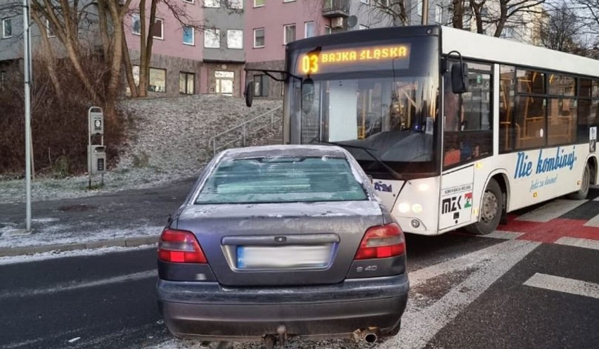 Wypadek autobusu w Żorach. Uderzyła w niego osobówka, kobieta miała 2,5 promila!