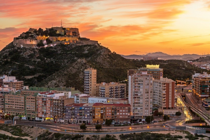 Słoneczne Alicante w Hiszpanii cieszy się rosnącym...
