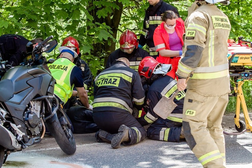 Jedlina-Zdrój. Wypadek 20-letniej motocyklistki. Zdjęcia z akcji ratowniczej.