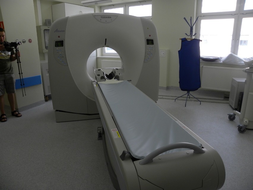 Chojnice. Tomograf komputerowy i dwie nowe karetki w szpitalu w Chojnicach