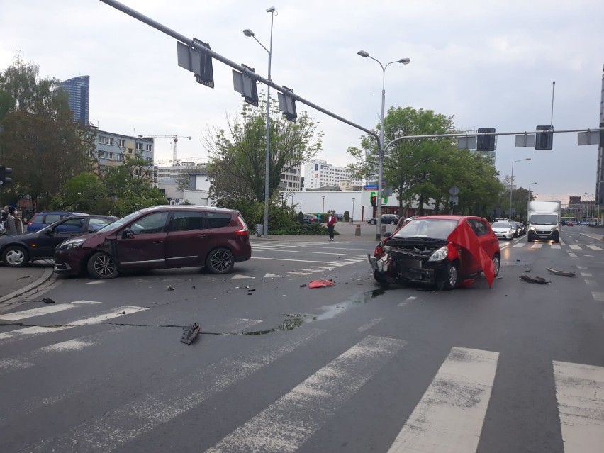 Wypadek na skrzyżowaniu Swobodnej i Komandorskiej we Wrocławiu [ZDJĘCIA]  