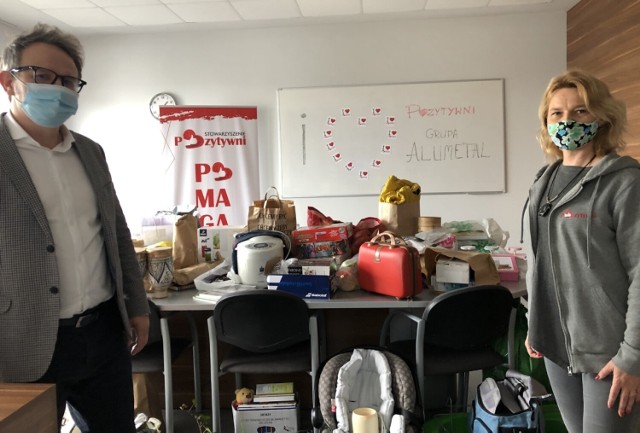 Ostatnio do „pomagaczy” dołączyli pracownicy Grupy Alumetal z Kęt. Zorganizowali zbiórkę fantów na aukcję charytatywną, by pomóc chorym dzieciom.