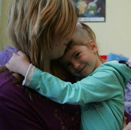 Mała Karolinka ponad miesiąc leżała w szpitalu, mimo iż jej mama zaszczepiła ją przeciwko pneumokokom.