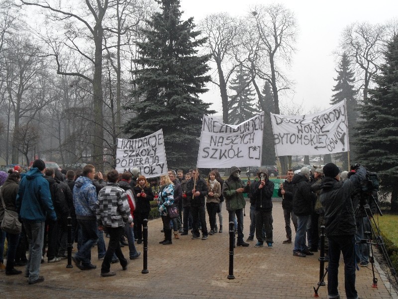 Bytom: Protest uczniów ZSE-E pod urzędem miasta [ZDJĘCIA + WIDEO]