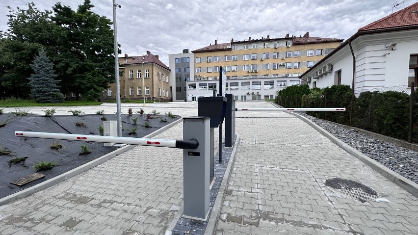 Nowy parking przy szpitalu w Bochni gotowy, ale czeka na otwarcie. Jakie będą ceny za postój? Zobacz, jak wygląda