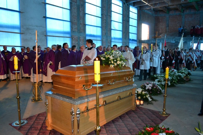 Pogrzeb ks. Wiesława Madziąga.Tysiące osób uczestniczyło w ostatniej drodze proboszcza [ZDJĘCIA]