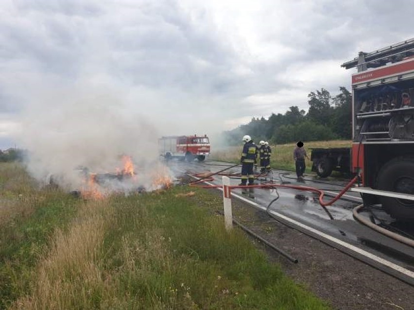 Pożar przyczepy rolniczej ze słomą w miejscowości Teresewo, gmina Wierzbinek                       