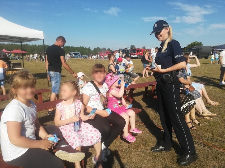 Piknik rodzinny w Siemirowicach. Policjanci zaprezentowali sprzęt i zorganizowali pokaz tresury