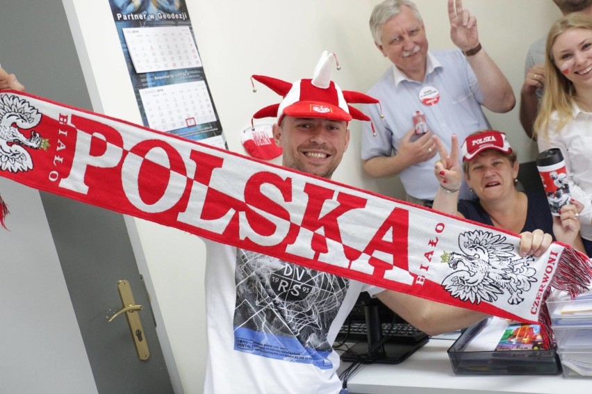 Powiat pucki: urzędnicy kibicują przed meczem Polska -...