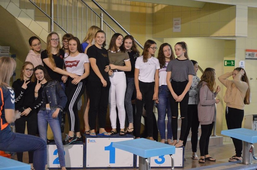 Młodzi pływacy z Głogowa na podium zawodów w Lubinie
