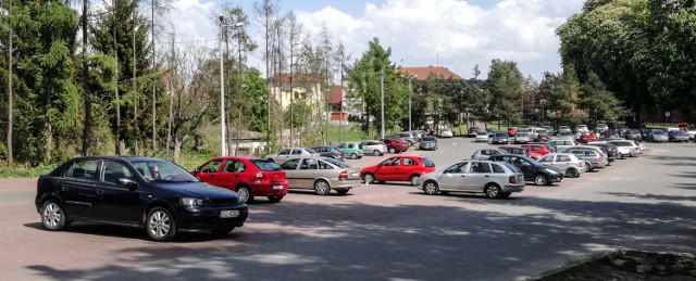 Parking przy bazylice w zasadzie każdego dnia jest zatłoczony. Tylko w niektórych godzinach można znaleźć na nim wolne miejsca, jak na powyższym zdjęciu