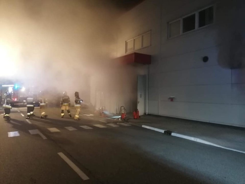 Pożar w hali LG pod Wrocławiem. Interweniowało kilka zastępów strażaków (ZDJĘCIA)