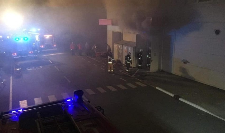 Pożar w hali LG pod Wrocławiem. Interweniowało kilka zastępów strażaków (ZDJĘCIA)