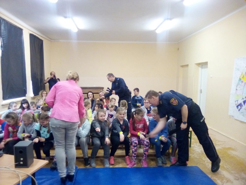 Policjanci z Aleksandrowa wspólnie z WORD Włocławek i strażą graniczną spotkali się z dziećmi ze szkół w powiecie