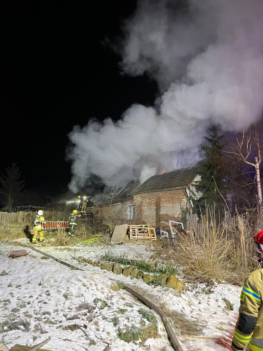 Siedem zastępów strażaków walczyło z pożarem domu w...