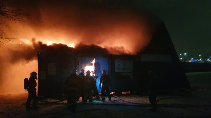 Pożar w Dolinie Trzech Stawów w Katowicach. Zabudowania...