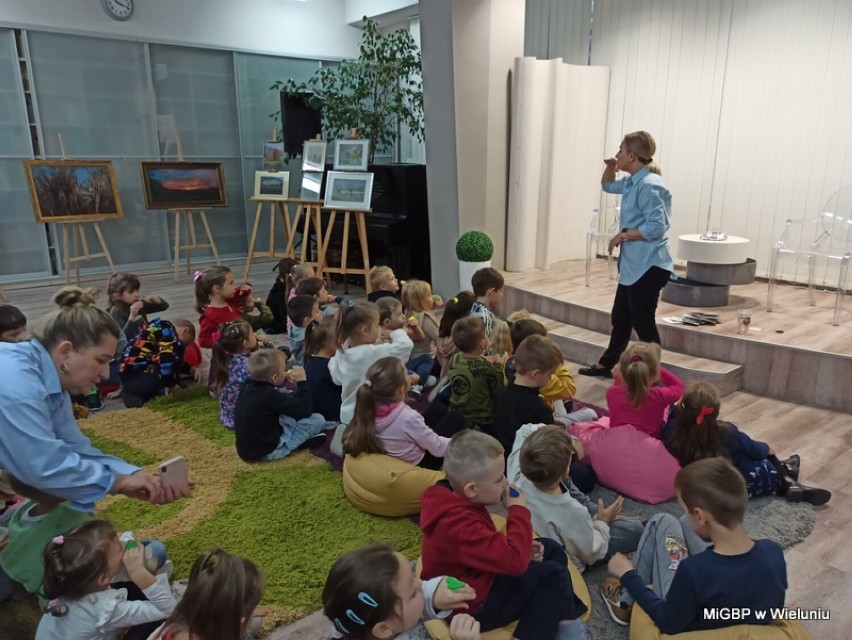 Przedszkolaki wzięły udział w spotkaniu z logopedą w wieluńskiej bibliotece