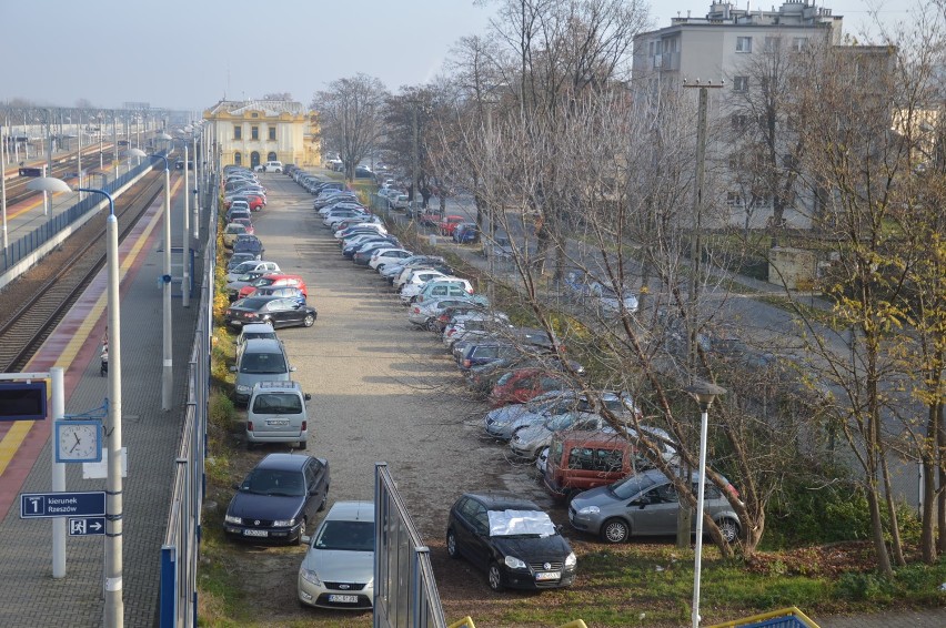 Teren wokół dworca kolejowego w Bochni przed rozpoczęciem...