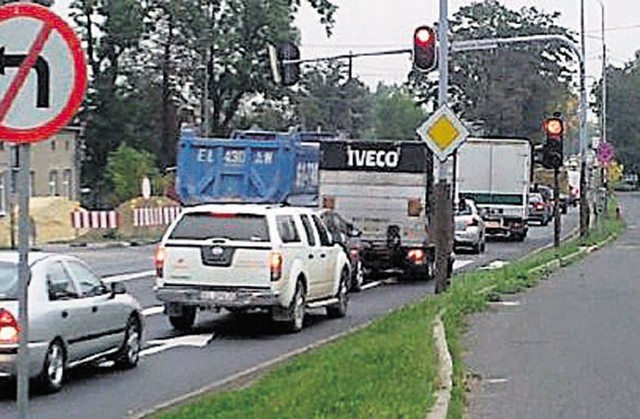 W godzinach szczytu korek ciągnie się 800 metrów