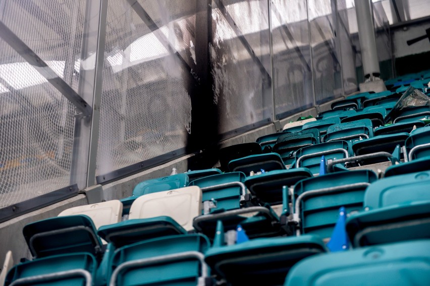 Zniszczenia na gdyńskim stadionie po derbach Trójmiasta....