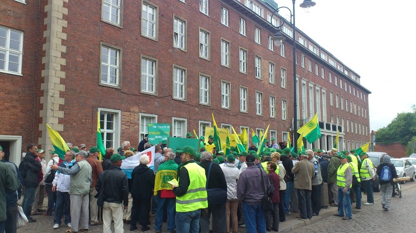 Manifestacja pod Urzędem Marszałkowskim, byli rumscy działkowcy