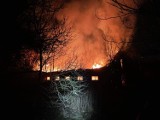 Groźny pożar w Żukczynie (gm. Pruszcz Gdański). Na miejscu pracowało pięć zastępów straży
