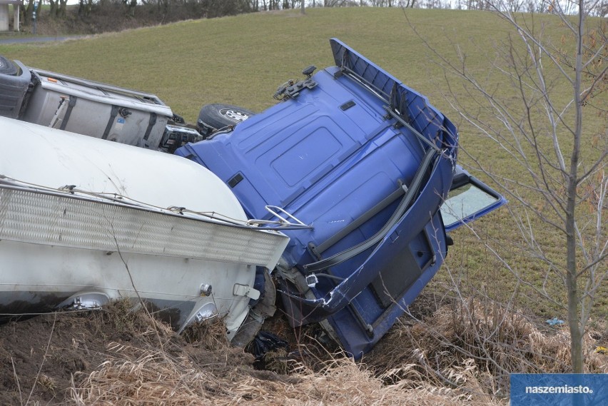 Dachowania samochodów w regionie. Ciężarowego z naczepą i osobowego citroena [zdjęcia]